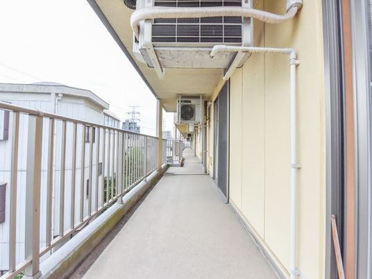 施設のきれいな廊下