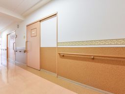 明るい廊下と手すり