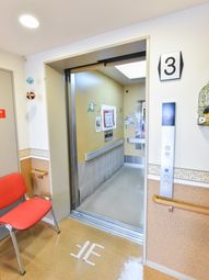 床に番号が示されたエレベーター