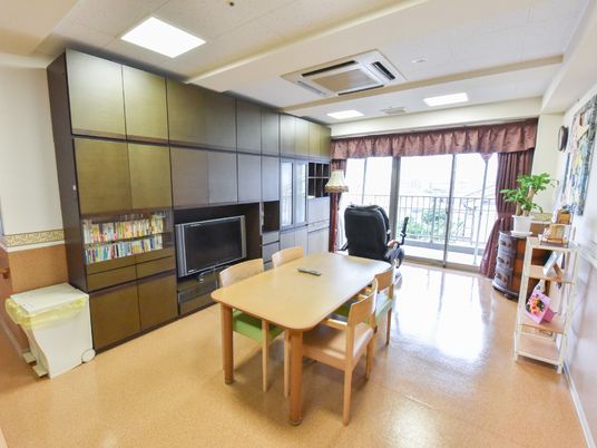 明るい居室の一角