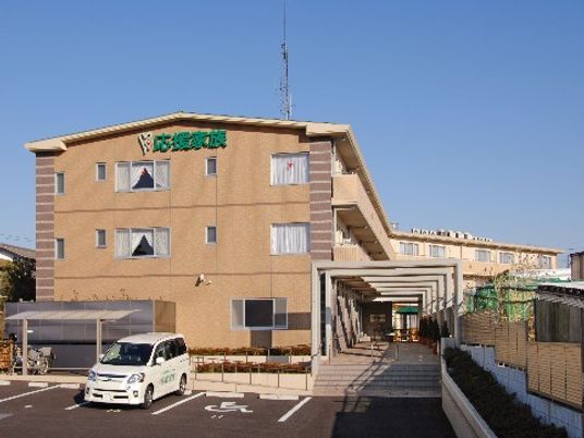 明るい外観の建物エントランス