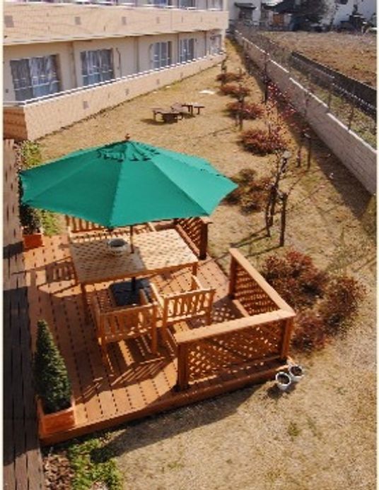 屋外の休憩スペース風景