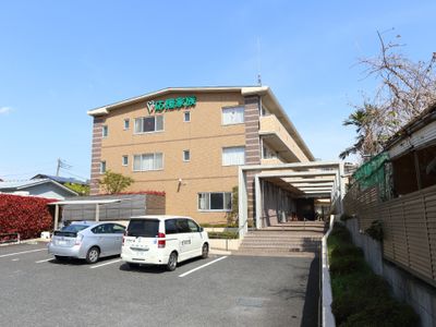 日差しが明るい施設の外観
