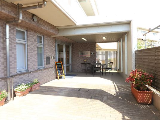 広々とした明るいエントランス