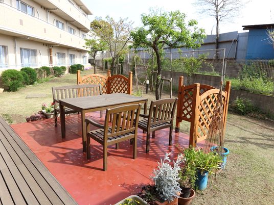 庭園に設置された休憩スペース