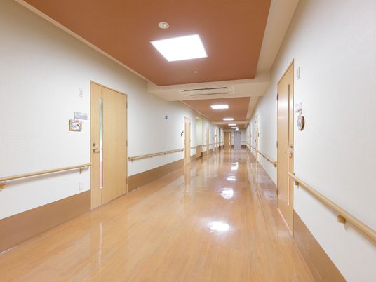 照明の明るい廊下