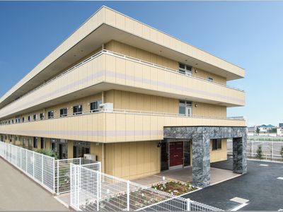 明るい外観の建物