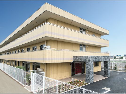 明るい外観の建物