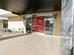 赤いドアのあるエントランス