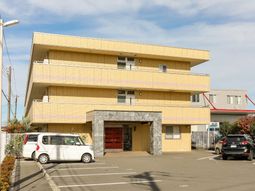 明るい外観の建物エントランス