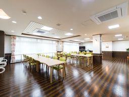 明るい食堂の様子