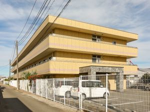 黄色い建物の外観