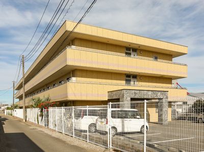 黄色い建物の外観