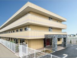 黄色の建物エントランス