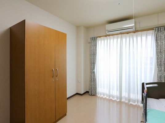 居室のクローゼットと窓