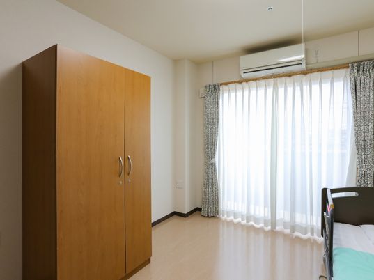 居室のクローゼットと窓