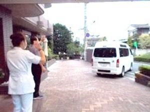 施設前の屋外通路  