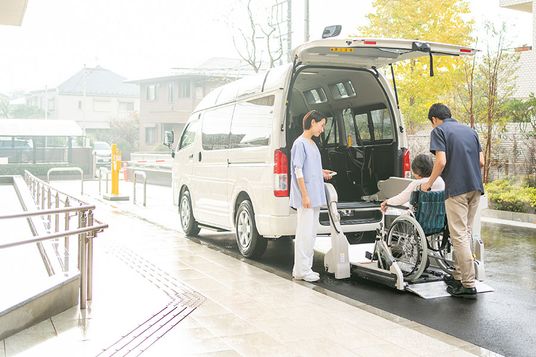 車椅子の乗降支援の様子