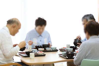 食事を楽しむ様子のダイニングルーム