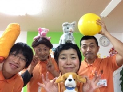 笑顔のスタッフが集う様子