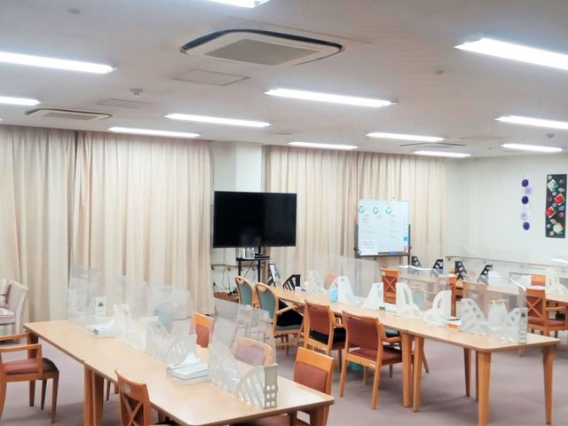 明るい多目的室 多目的室 広々とした空間に、さまざまな活動が可能な多目的な設備が整っています。自然光もたっぷり入ります。