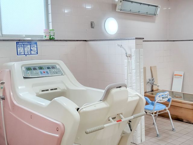 清潔な浴室設備 浴室 入浴設備は、利用者が安心して使用できるよう設計されています。明るく清潔な空間です。