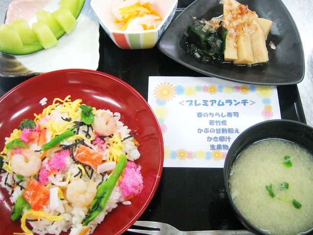 色鮮やかな料理 料理 色とりどりの料理が並ぶ食事です。栄養バランスが考慮されたメニューを提供しています。