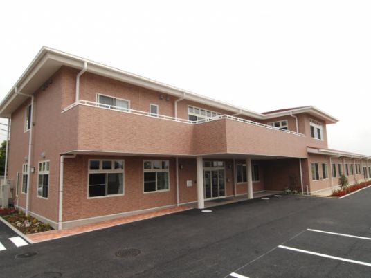 広々とした建物外観