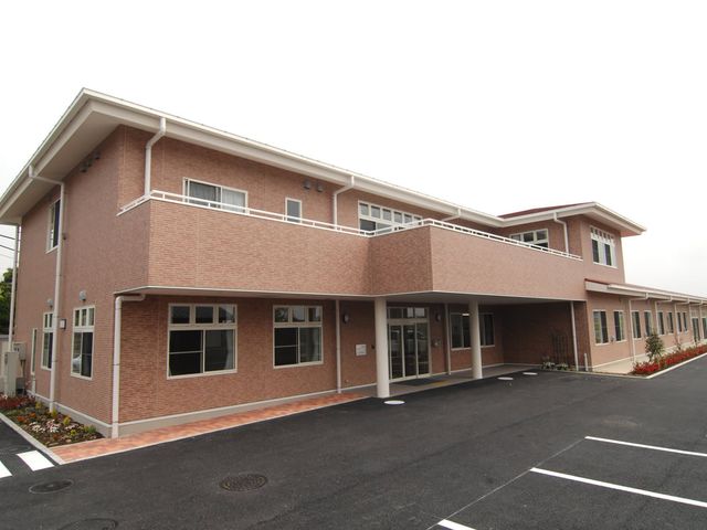 広々とした建物外観 外観 明るく広々とした佇まいの施設です。駐車スペースも十分に確保されています。