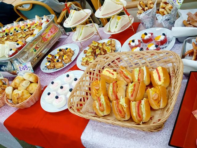 色とりどりのビュッフェ 食堂 多彩な軽食が並ぶ場で、来訪者は自由にお好きなものを選べます。見た目も楽しいメニューです。