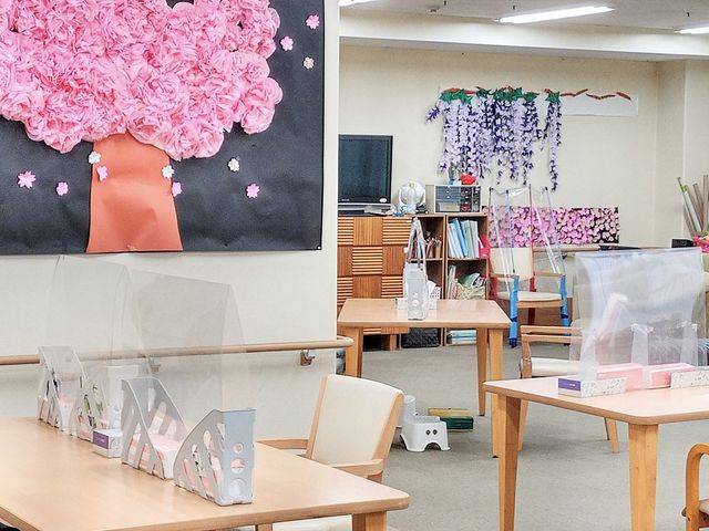 明るい多目的室 多目的室 自然光が差し込む多目的室では、装飾された壁が心地よい空間を作り出しています。