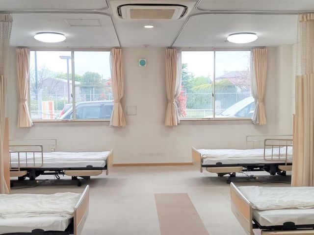 ベッドが並ぶ居室 居室 自然光が差し込む明るい部屋には、ゆったりとしたスペースにベッドが配置されています。