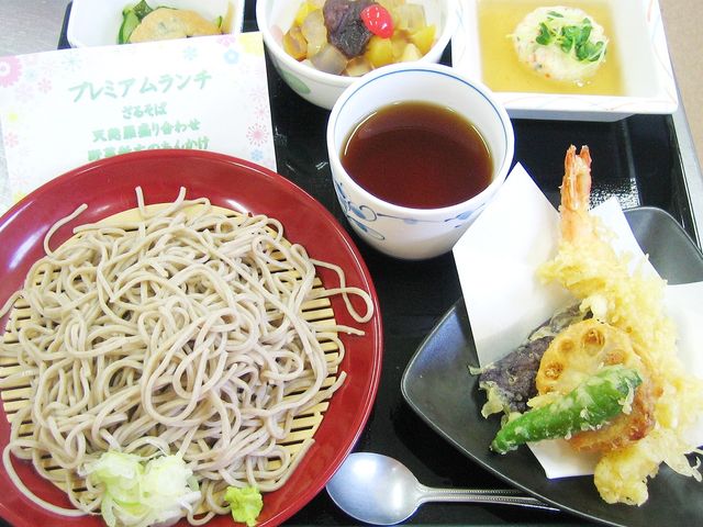 おいしそうな料理の膳 食堂 心温まるランチメニューの例です。栄養バランスが考慮された一皿をご覧ください。