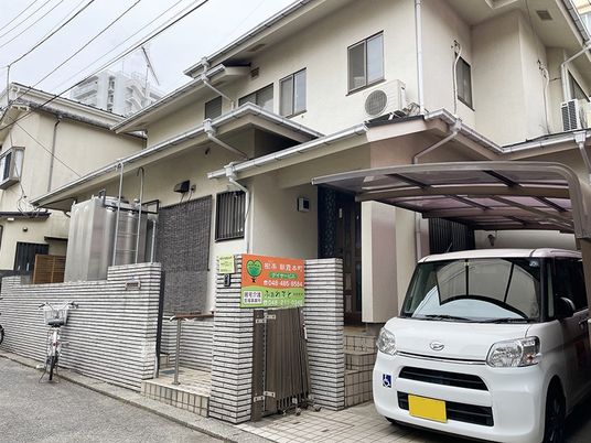住宅街の建物外観  
