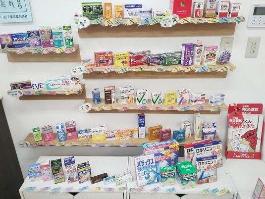 薬棚のある廊下  