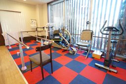 トレーニング機器が並ぶ部屋