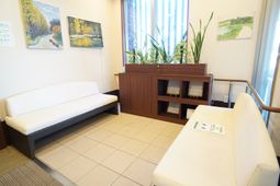 待合室のベンチと棚