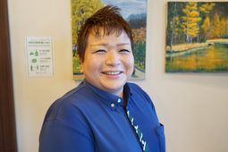 笑顔のスタッフと壁画