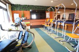 訓練機器が並ぶ広い部屋