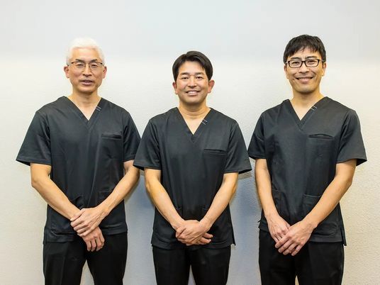 笑顔のスタッフ3人の集合  