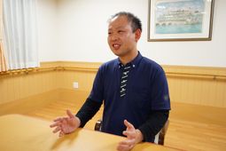 笑顔のスタッフとダイニングテーブル