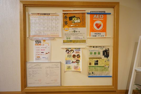 掲示物のある壁