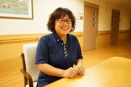 笑顔のスタッフとダイニング