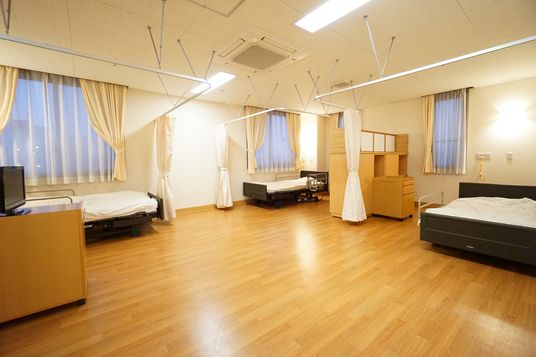 広々した明るい居室