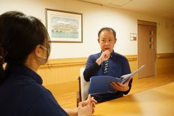 スタッフの対話シーン