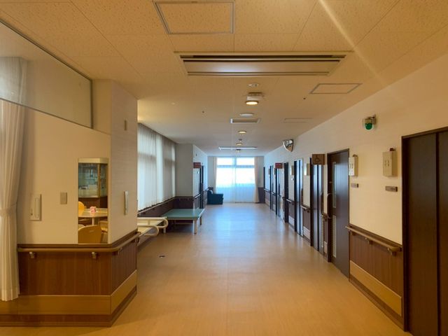 広々とした廊下 廊下 自然光がたっぷり入る長い廊下です。清潔で落ち着いた雰囲気が働きやすさを感じさせます。