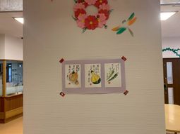 絵が飾られた廊下