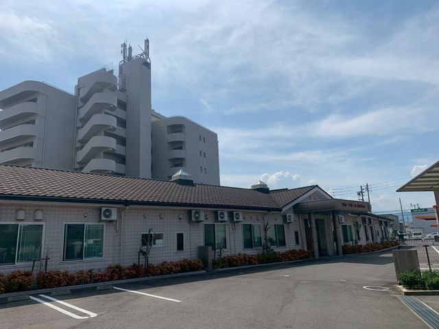 建物の外観 外観 広々とした駐車場が特徴的です。落ち着いた雰囲気の建物が安心感を与えます。