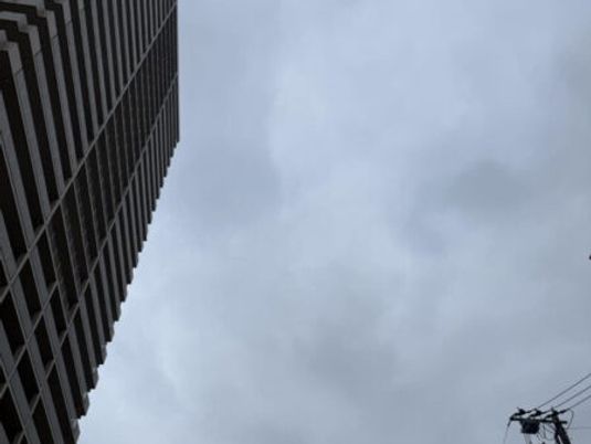 建物外観と空模様  