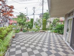 広々とした明るい中庭